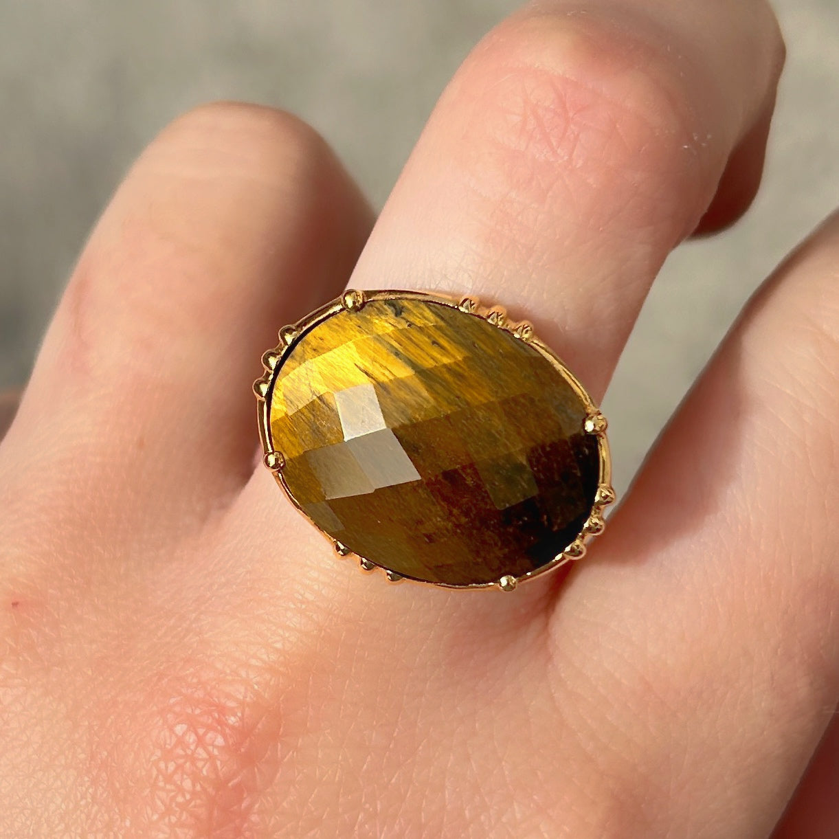 Bague grande pierre naturelle marron dore ovale reglable