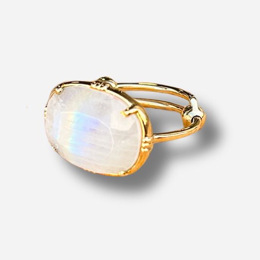 Bague ovale labradorite blanche Au Fil de Lo pierre naturelle irisee reglable femme dorée