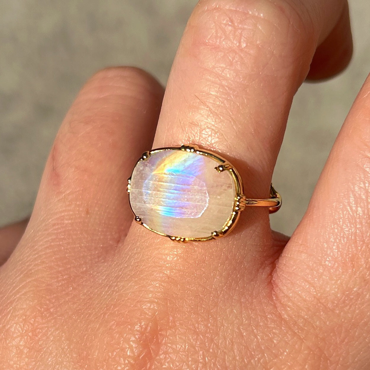 Bague pierre naturelle blanche ovale dorée reglable femme