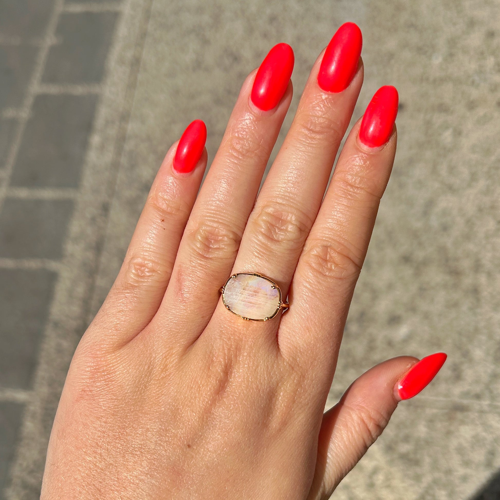 Bague portée labradorite blanche Au Fil de Lo