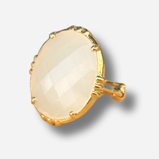 Bague ovale pierre de lune nude Au Fil de Lo pierre naturelle beige irisée reglable femme dorée