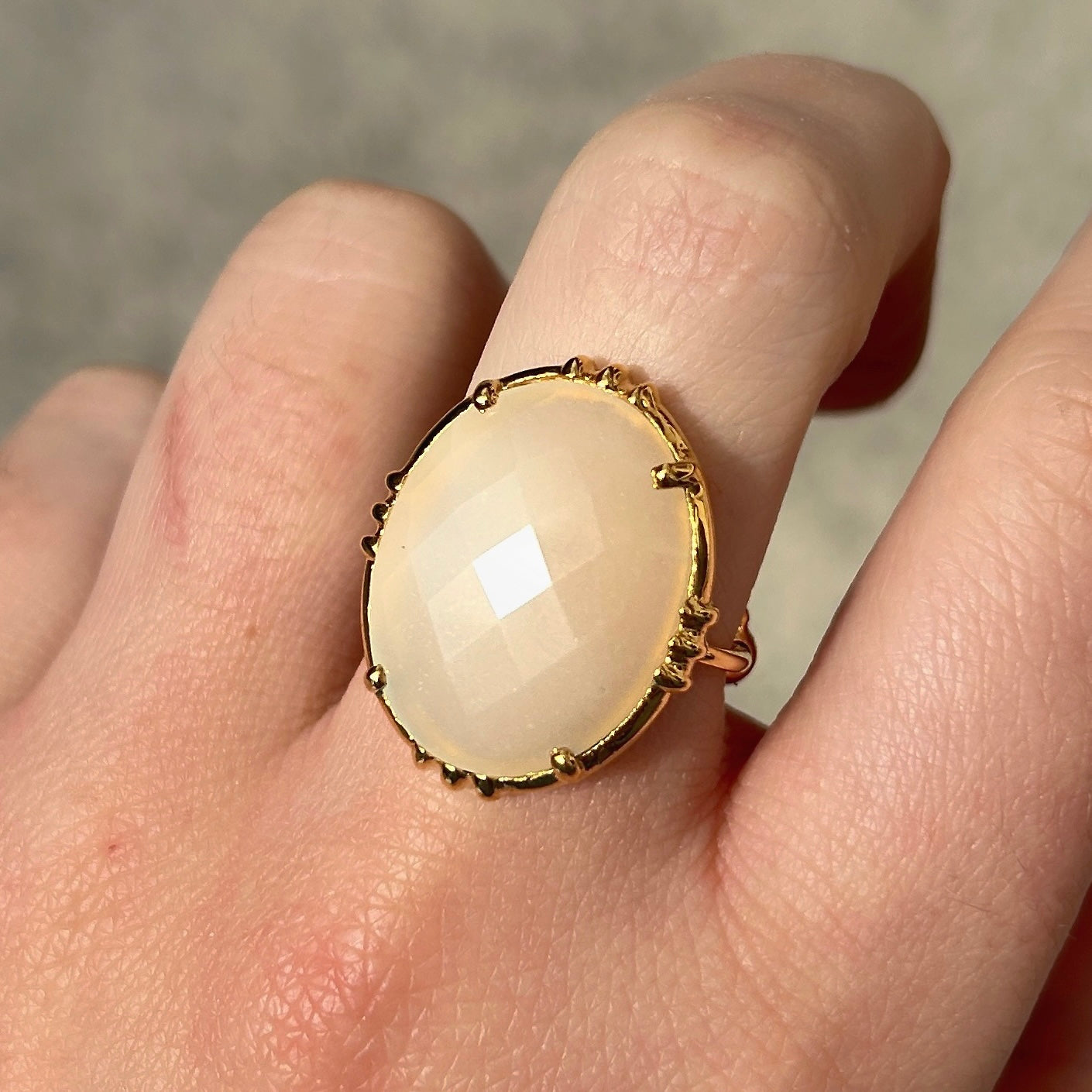 Bague pierre de lune beige douce bijou femme élégant