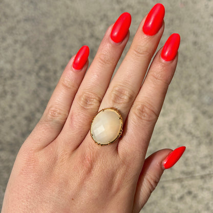 Bague pierre de lune portée Au Fil de Lo