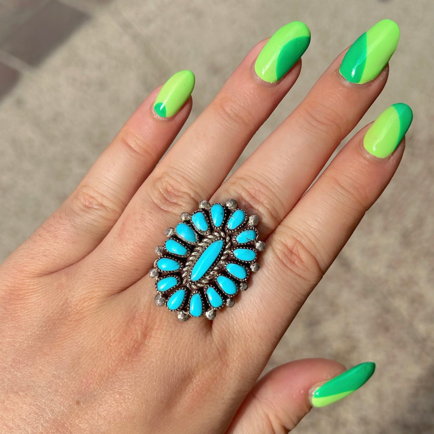 Bague Harpo P01 pièce unique en argent 925 ornée de turquoises véritables serties à la main dans une composition florale inspirée des bijoux Navajo traditionnels.