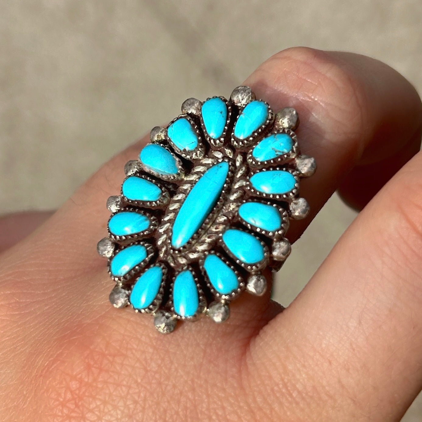 Bague Harpo P01 pièce unique en argent 925 ornée de turquoises véritables serties à la main dans une composition florale inspirée des bijoux Navajo traditionnels.