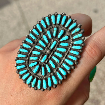 Bague Harpo P02 pièce unique en argent 925 ornée de multiples turquoises véritables serties à la main dans une composition traditionnelle inspirée de l’art Navajo.