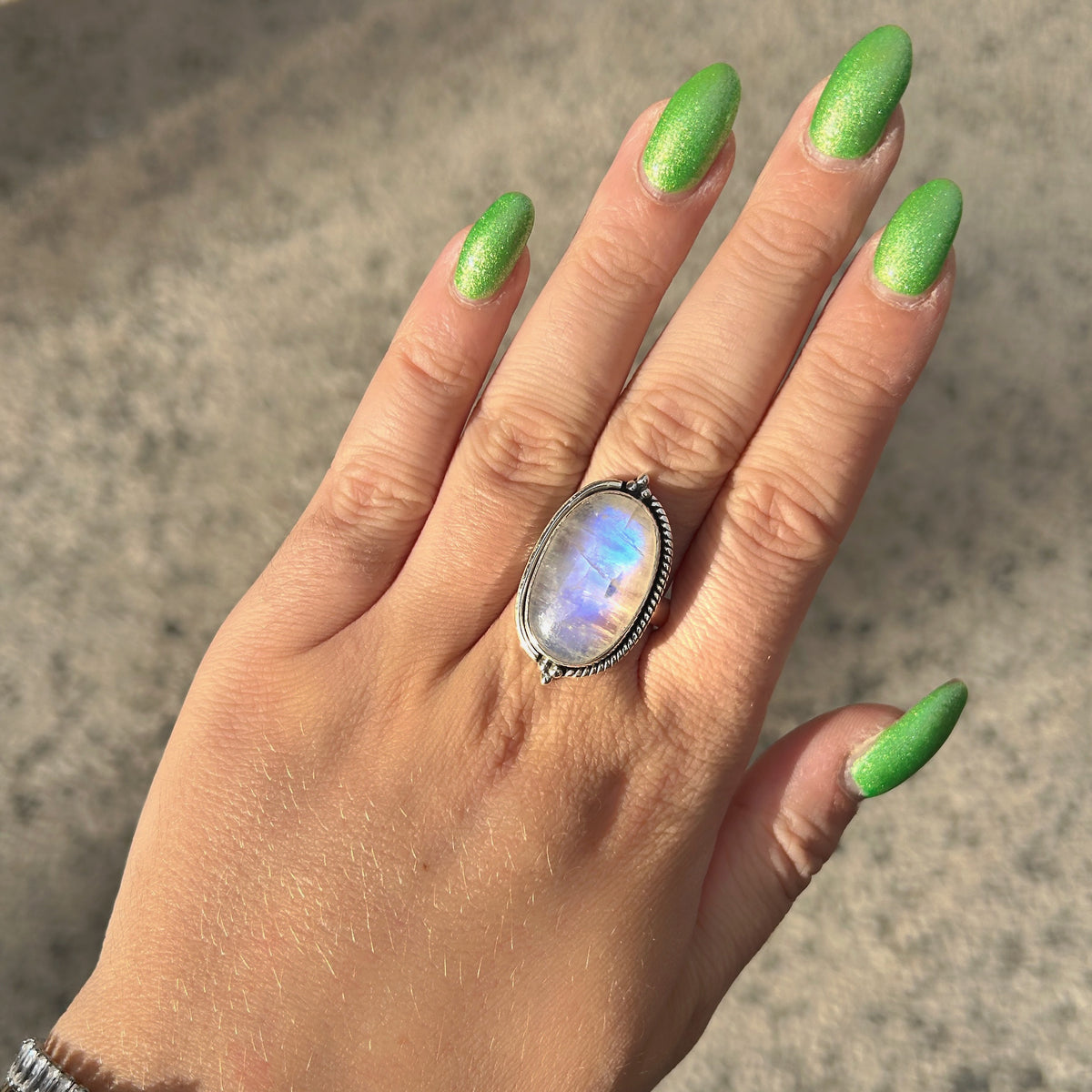 Bague Pierre de Lune Arc-en-Ciel Ovale S en argent 925 portée à la main

