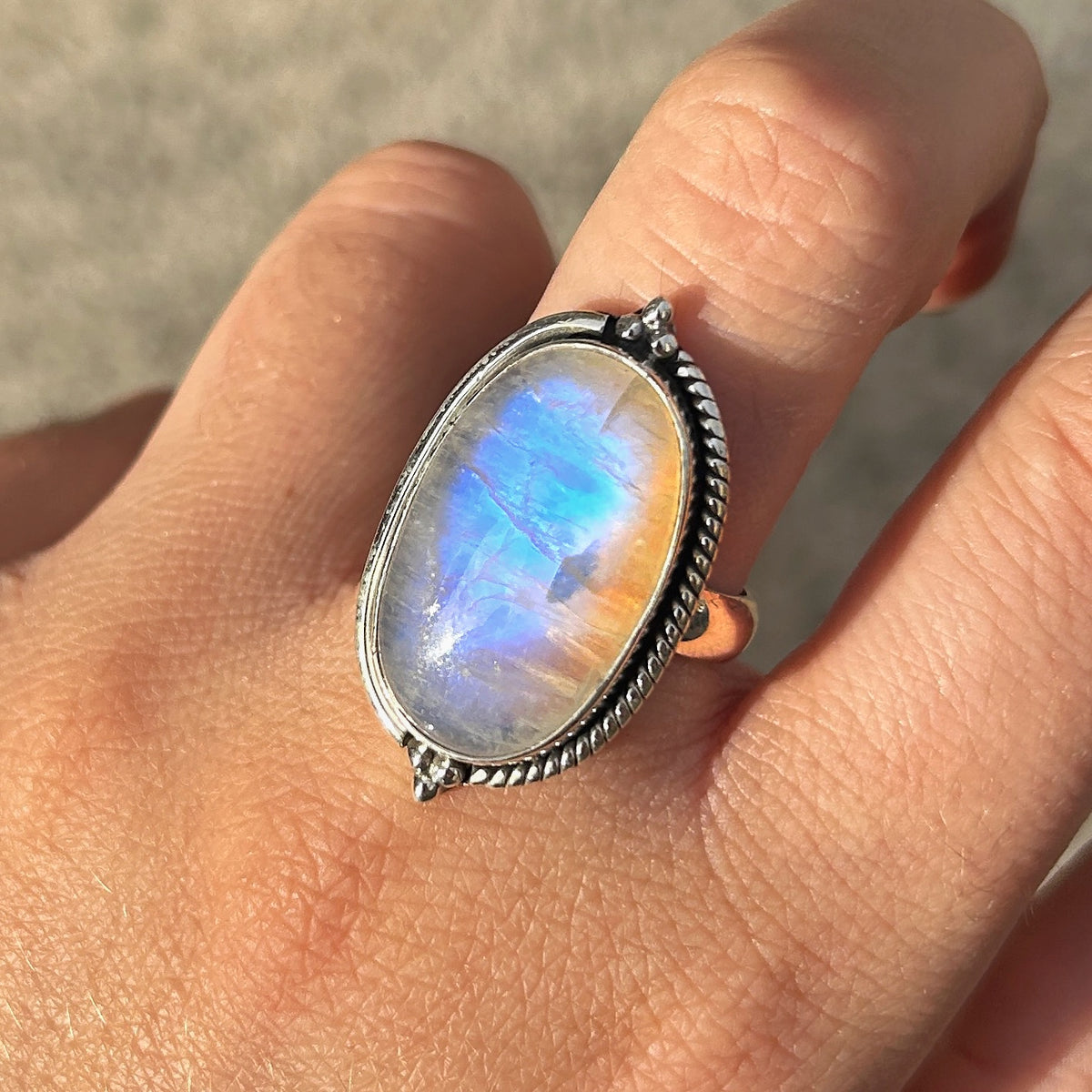 Bague Pierre de Lune Arc-en-Ciel Ovale S en argent 925 portée à la main
