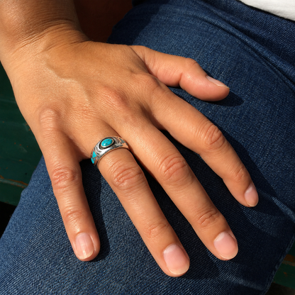 Bague Harpo R150 en argent avec cabochon ovale de turquoise et incrustations géométriques réalisées selon la technique artisanale Chip Inlay inspirée de l’art Navajo.