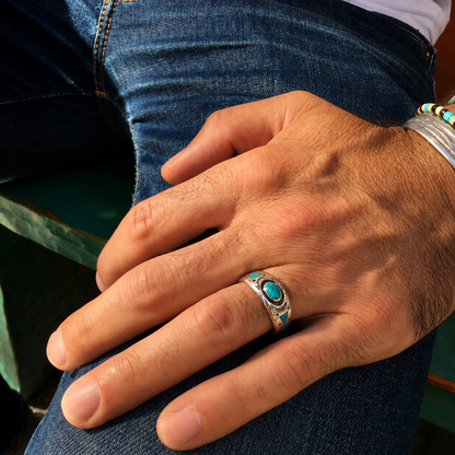 Bague Harpo R150 en argent avec cabochon ovale de turquoise et incrustations géométriques réalisées selon la technique artisanale Chip Inlay inspirée de l’art Navajo.