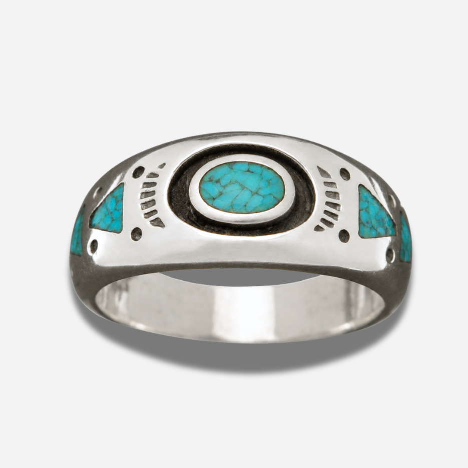 Bague Harpo R150 en argent avec cabochon ovale de turquoise et incrustations géométriques réalisées selon la technique artisanale Chip Inlay inspirée de l’art Navajo.
