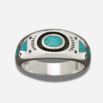 Bague Harpo R150 en argent avec cabochon ovale de turquoise et incrustations géométriques réalisées selon la technique artisanale Chip Inlay inspirée de l’art Navajo.