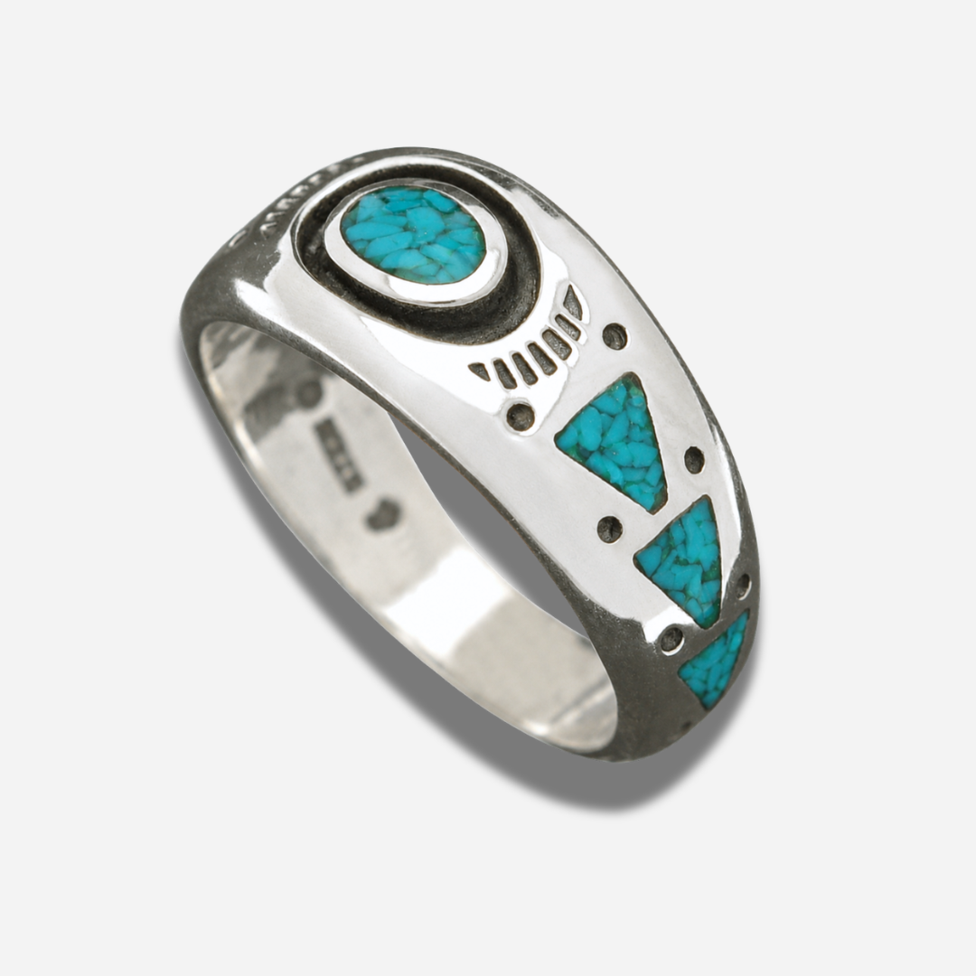 Bague Harpo R150 en argent avec cabochon ovale de turquoise et incrustations géométriques réalisées selon la technique artisanale Chip Inlay inspirée de l’art Navajo.