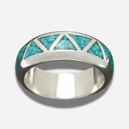 Bague Harpo R160 en argent avec incrustations de turquoise géométriques réalisées selon la technique artisanale Chip Inlay inspirée de l’art Navajo.