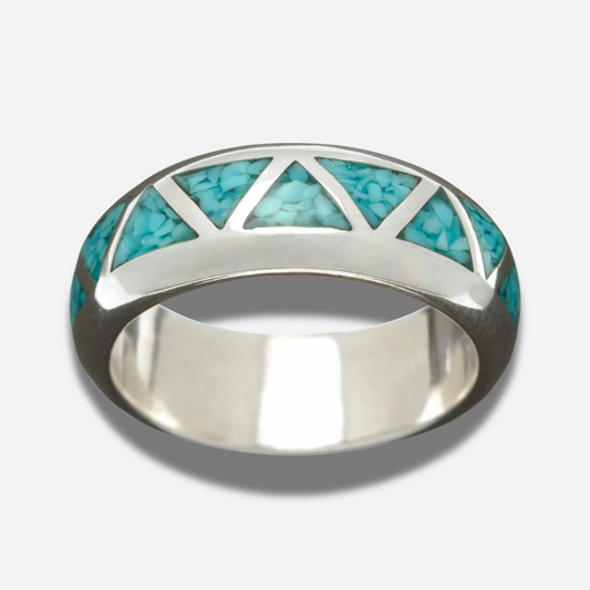 Bague Harpo R160 en argent avec incrustations de turquoise géométriques réalisées selon la technique artisanale Chip Inlay inspirée de l’art Navajo.