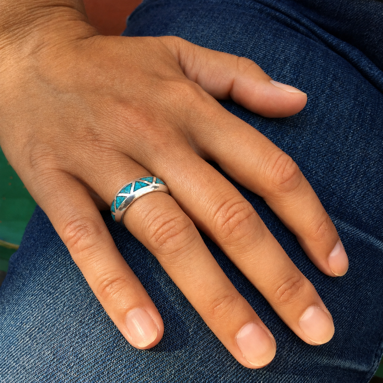 Bague Harpo R160 en argent avec incrustations de turquoise géométriques réalisées selon la technique artisanale Chip Inlay inspirée de l’art Navajo.