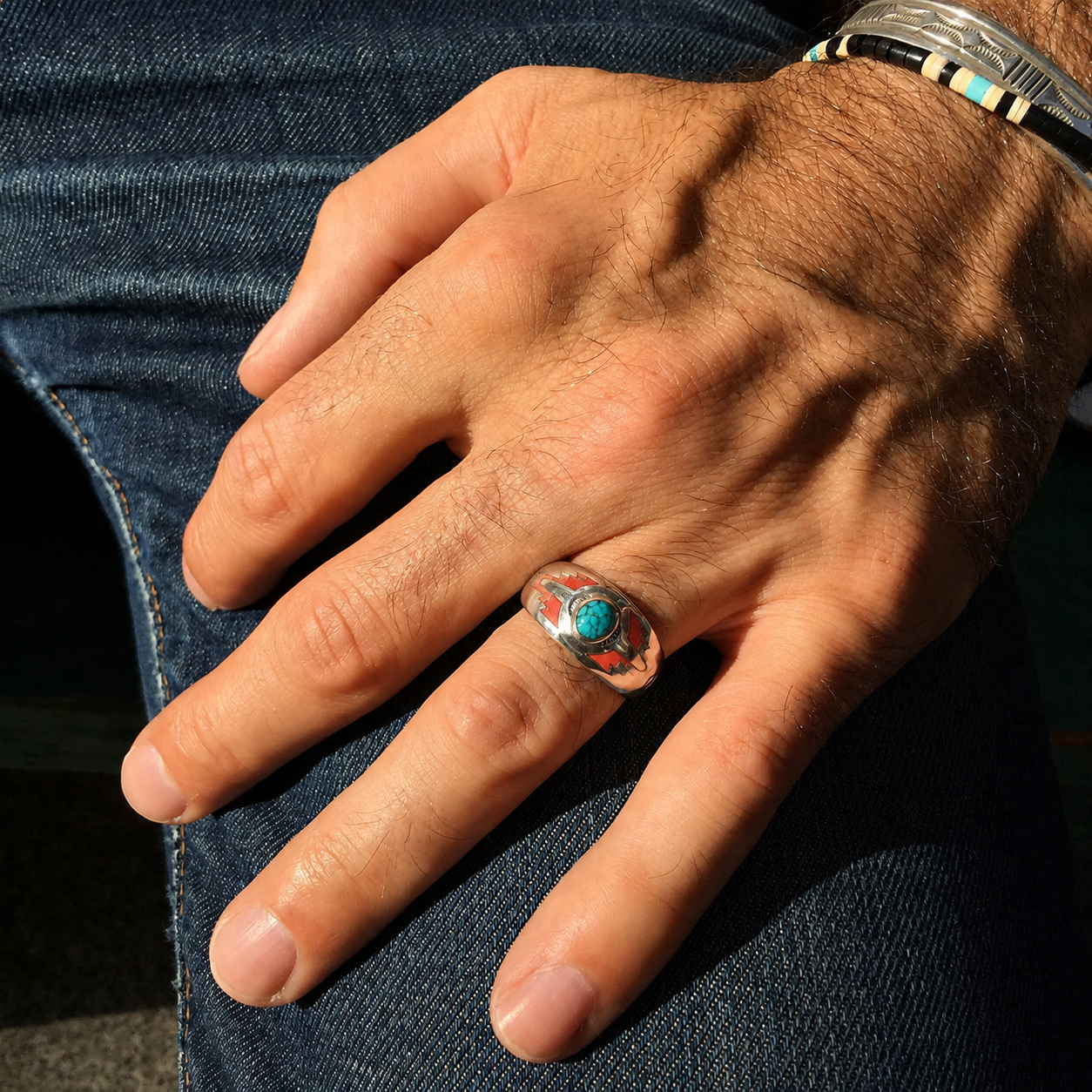 Bague Harpo R163 en argent avec turquoise et corail rose réalisés selon la technique artisanale Chip Inlay inspirée de l’art Navajo.