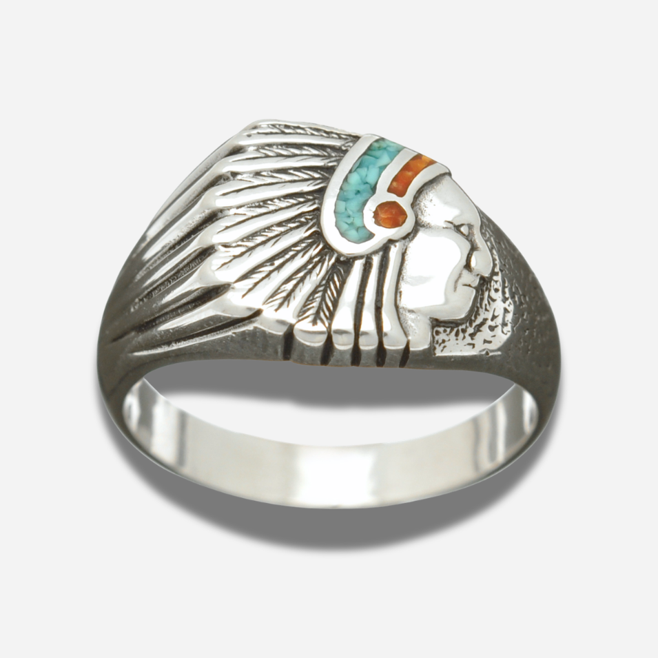 Bague Harpo R177 en argent massif représentant une coiffe amérindienne avec incrustations de turquoise et corail réalisées selon la technique Chip Inlay.