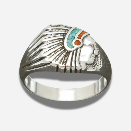 Bague Harpo R177 en argent massif représentant une coiffe amérindienne avec incrustations de turquoise et corail réalisées selon la technique Chip Inlay.