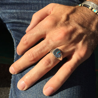 Bague Harpo R177 en argent massif représentant une coiffe amérindienne avec incrustations de turquoise et corail réalisées selon la technique Chip Inlay.