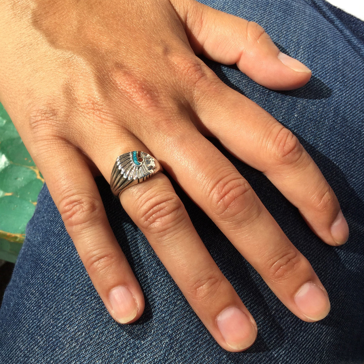 Bague Harpo R177 en argent massif représentant une coiffe amérindienne avec incrustations de turquoise et corail réalisées selon la technique Chip Inlay.