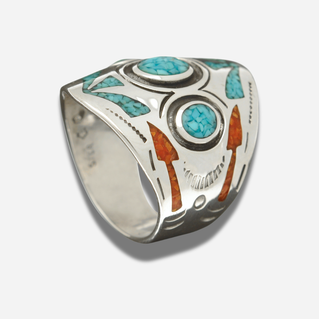 Bague Harpo R186 en argent massif réalisée selon la technique Chip Inlay avec incrustations de turquoise et corail inspirées de l'art Navajo.