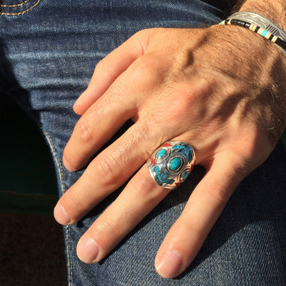 Bague Harpo R186 en argent massif réalisée selon la technique Chip Inlay avec incrustations de turquoise et corail inspirées de l'art Navajo.