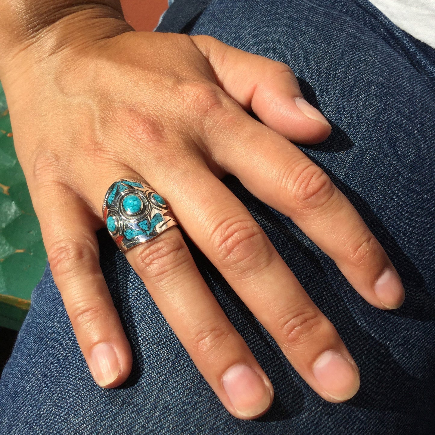 Bague Harpo R186 en argent massif réalisée selon la technique Chip Inlay avec incrustations de turquoise et corail inspirées de l'art Navajo.