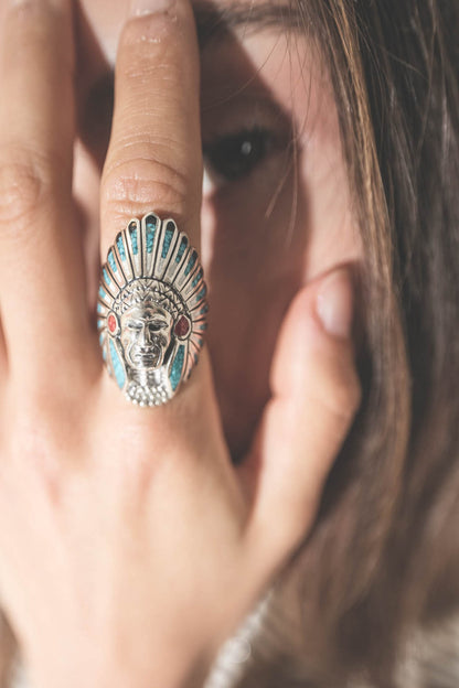 Grande bague Harpo R569 GM en argent massif représentant une tête d’Indien Navajo avec incrustations turquoise et détails rouges inspirés des bijoux amérindiens.