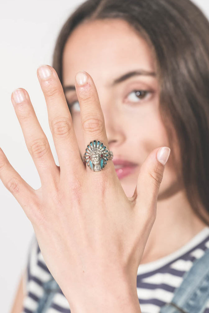 Bague Harpo R569 PM en argent massif représentant une tête d’Indien Navajo avec incrustations turquoise et détails rouges de style western.
