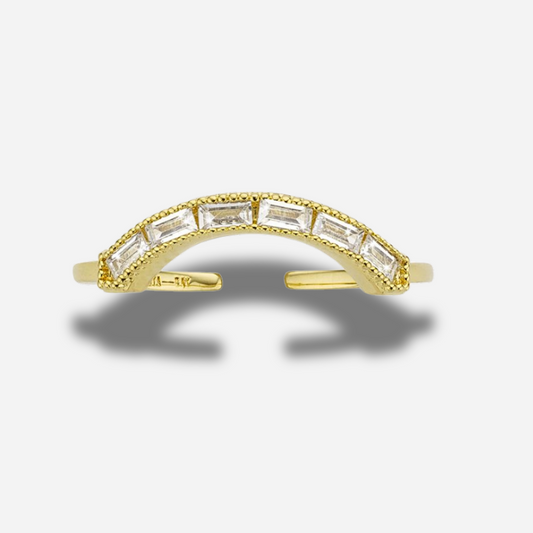 Bague Rania Mya Bay dorée arquée sertie de cristaux baguette