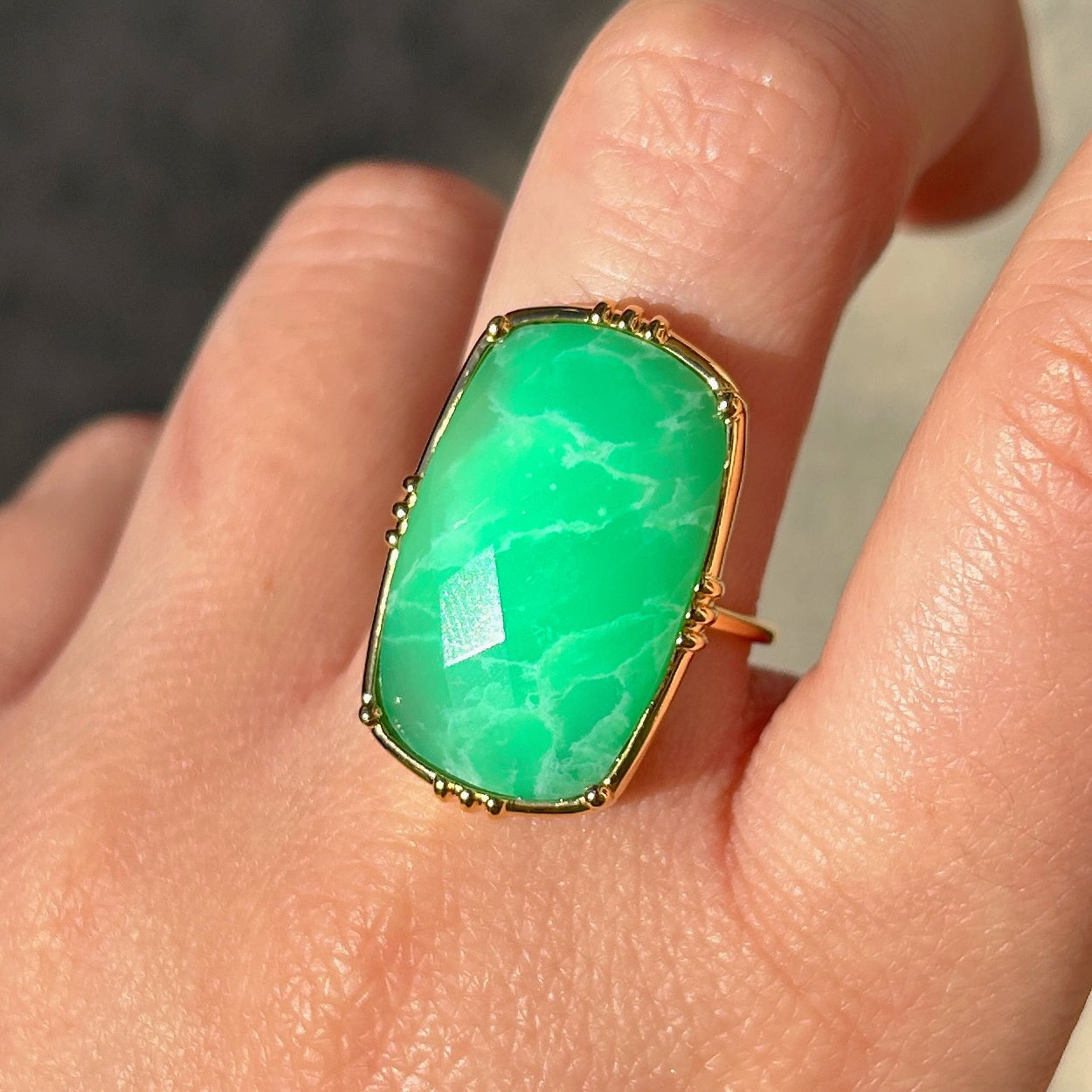 Bague chrysoprase GM portée Au Fil de Lo