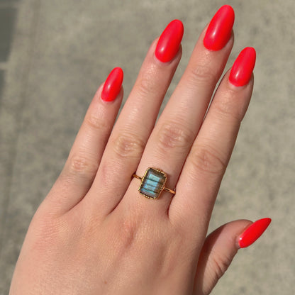 Bague labradorite rectangle portée Au Fil de Lo