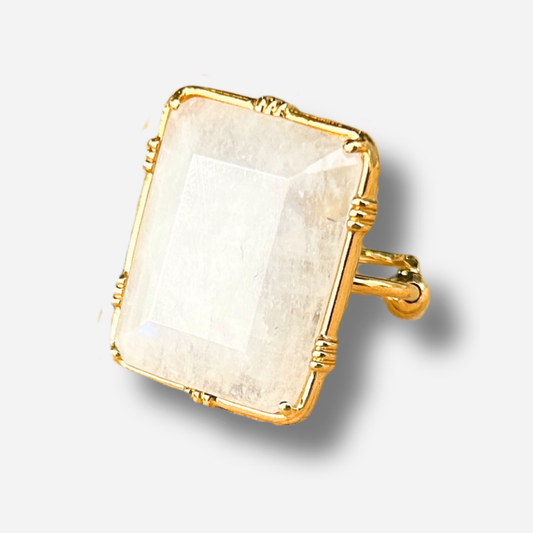 Bague rectangle labradorite blanche Au Fil de Lo pierre naturelle irisée reglable femme dorée