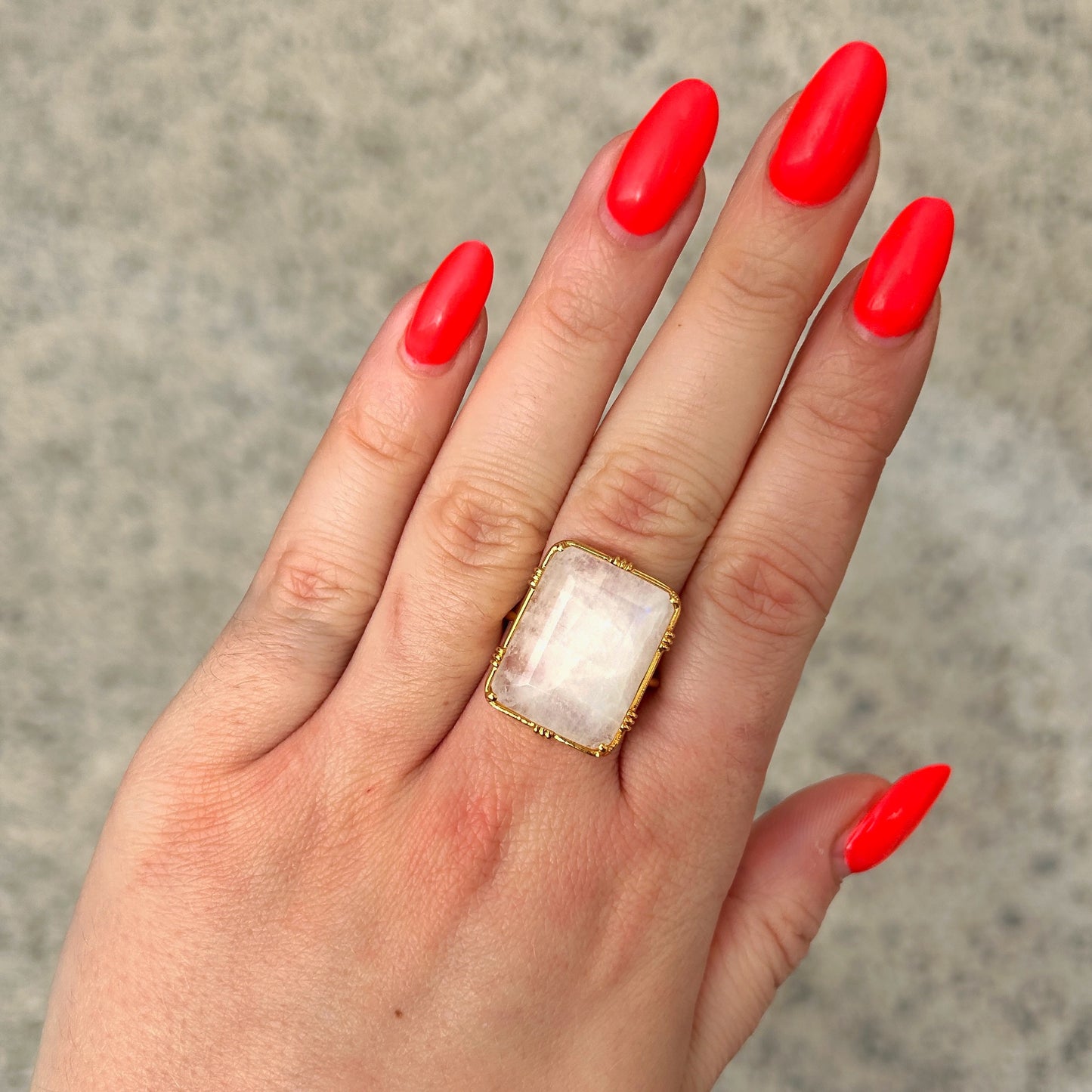 Bague pierre blanche irisée femme élégante dorée