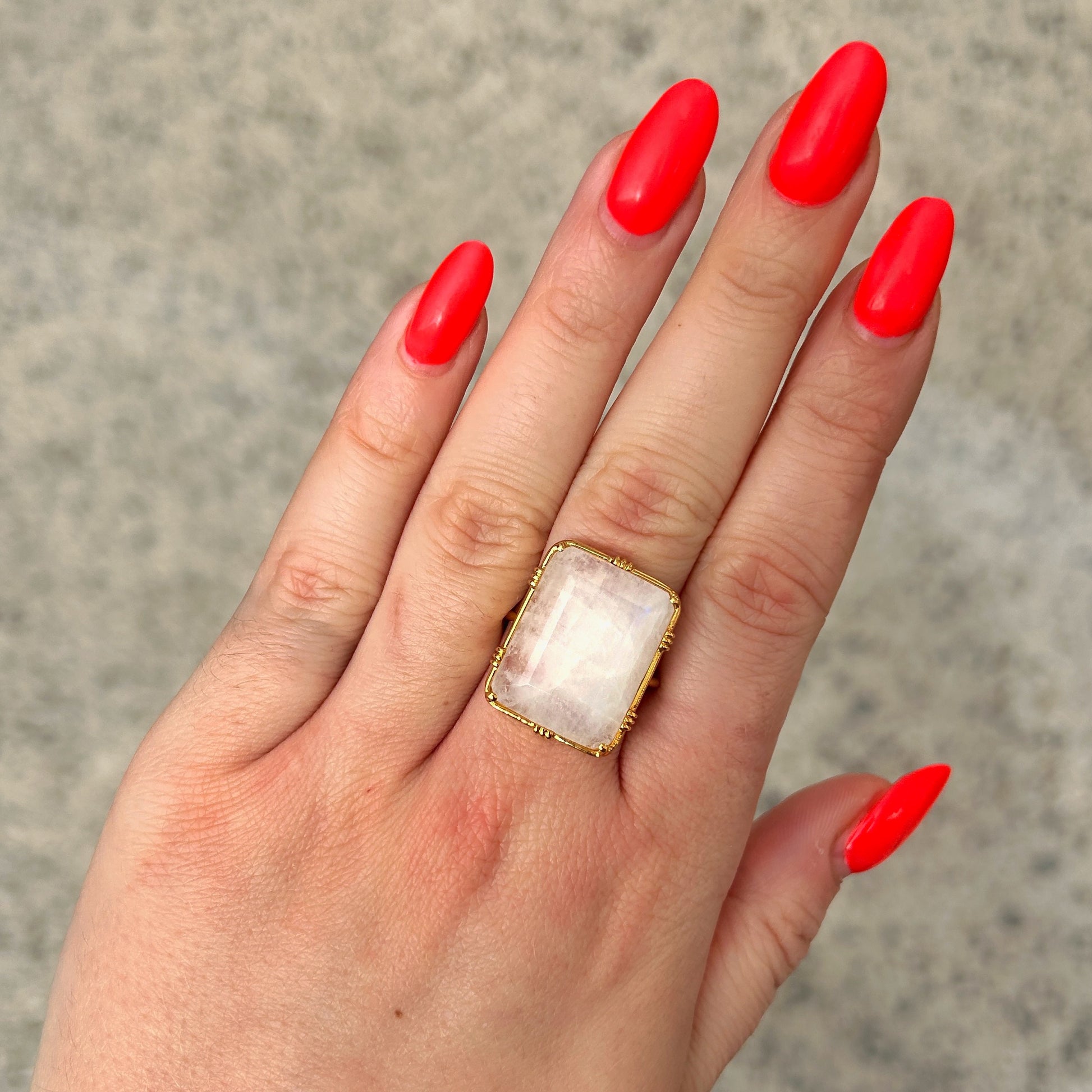 Bague pierre blanche irisée femme élégante dorée