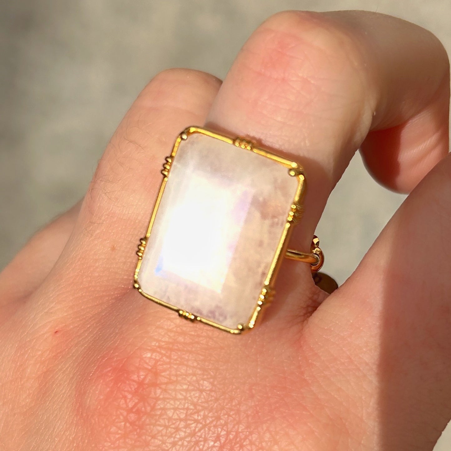 Bague rectangle labradorite blanche portée Au Fil de Lo
