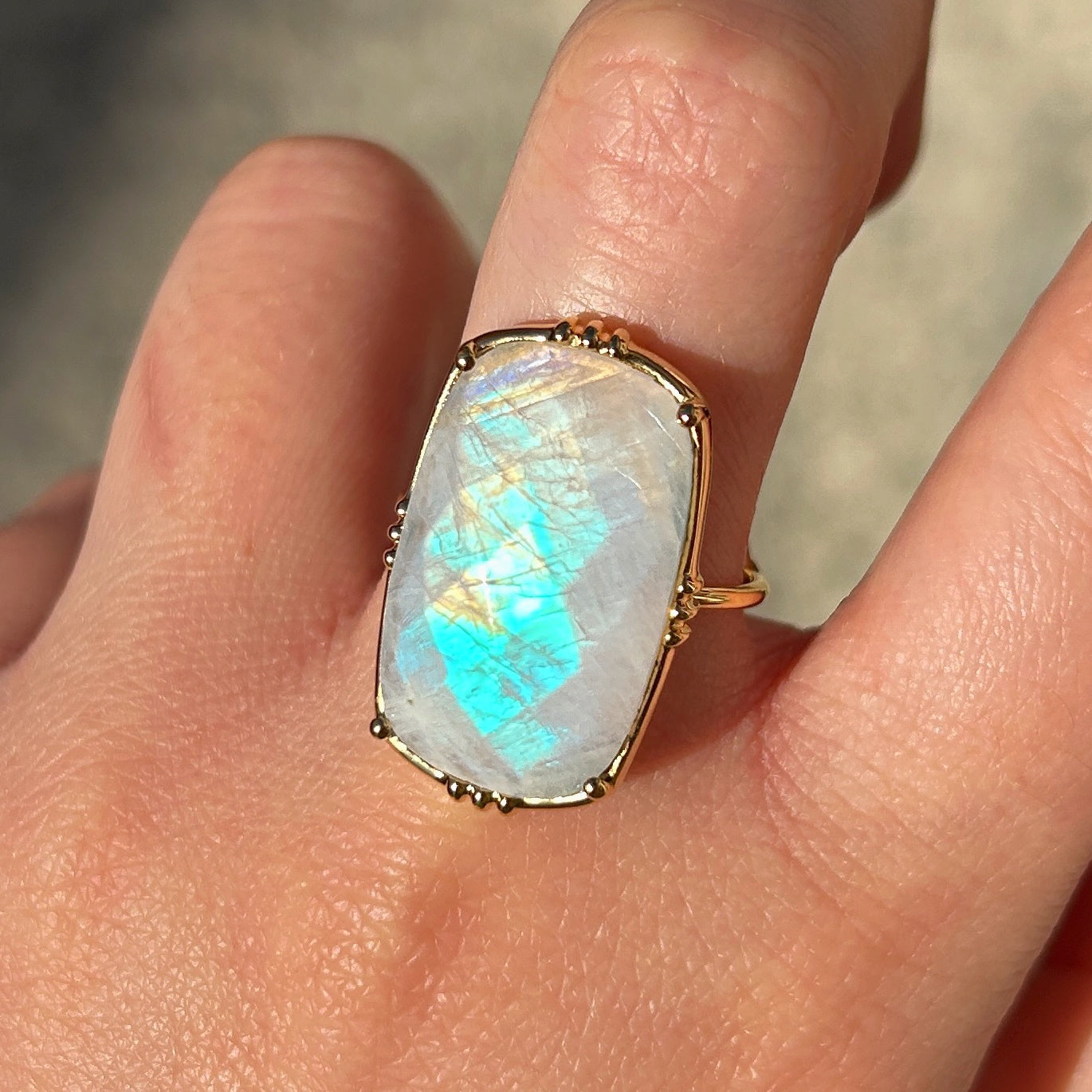 Grande bague labradorite blanche reflets bleus bijou statement