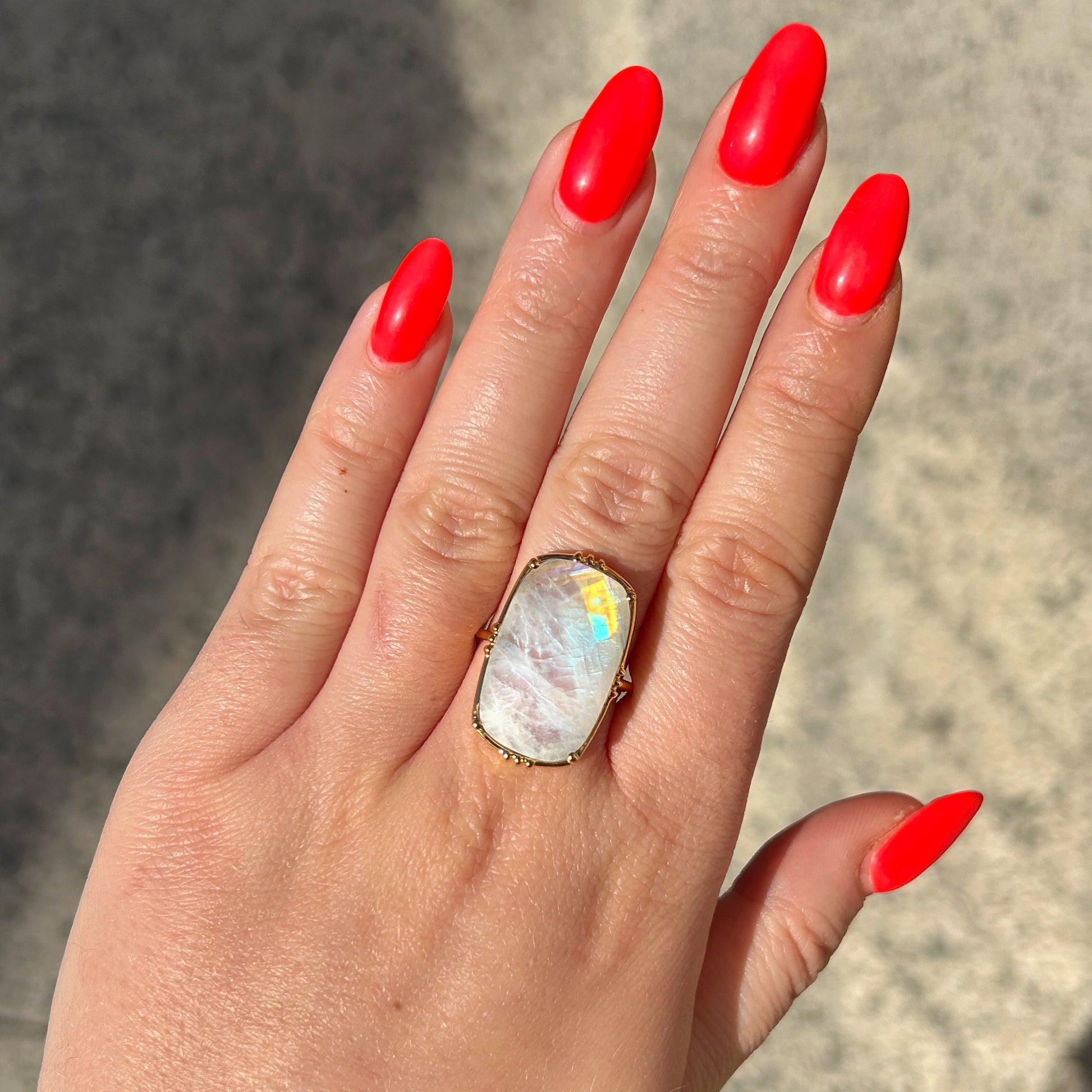 Bague labradorite blanche GM portée Au Fil de Lo