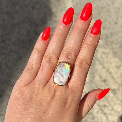 Bague labradorite blanche GM portée Au Fil de Lo