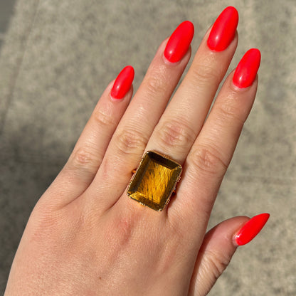Bague oeil de tigre portée Au Fil de Lo