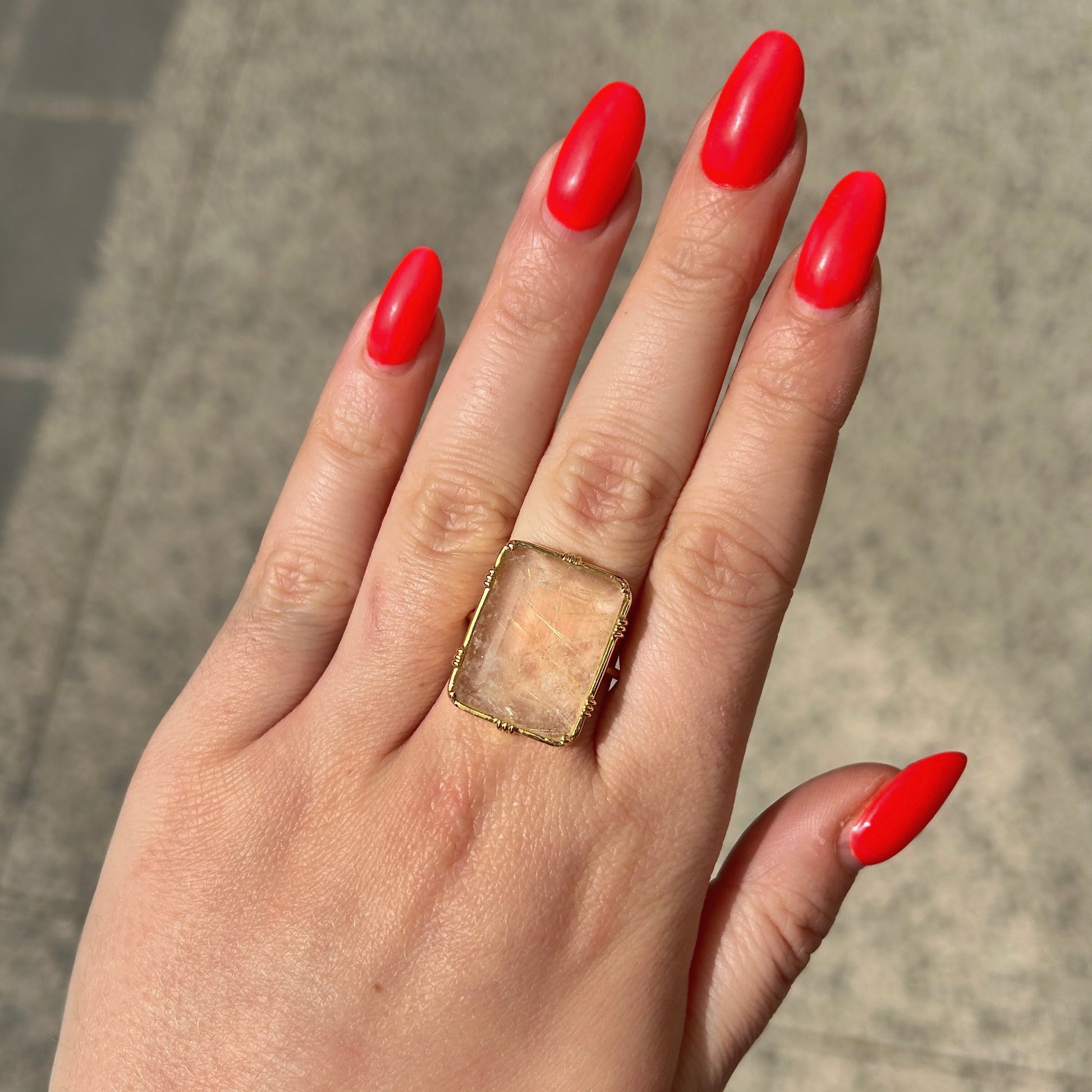 Bague quartz rutile portée Au Fil de Lo