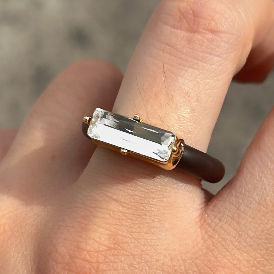 Bague Riva Blanc avec cristal rectangulaire facetté transparent, monture dorée et anneau marron