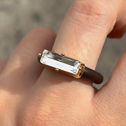 Bague Riva Blanc avec cristal rectangulaire facetté transparent, monture dorée et anneau marron