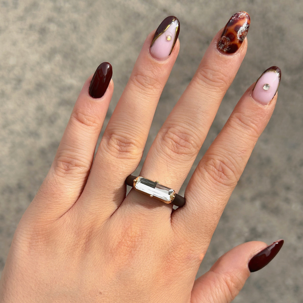 Bague Riva Blanc avec cristal rectangulaire facetté transparent, monture dorée et anneau marron