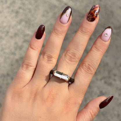 Bague Riva Blanc avec cristal rectangulaire facetté transparent, monture dorée et anneau marron