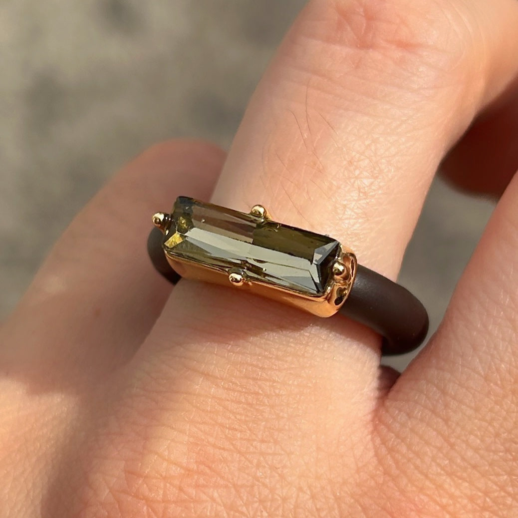 Bague Riva Kaki avec cristal rectangulaire facetté kaki, monture dorée et anneau marron