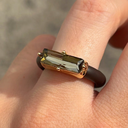 Bague Riva Kaki avec cristal rectangulaire facetté kaki, monture dorée et anneau marron