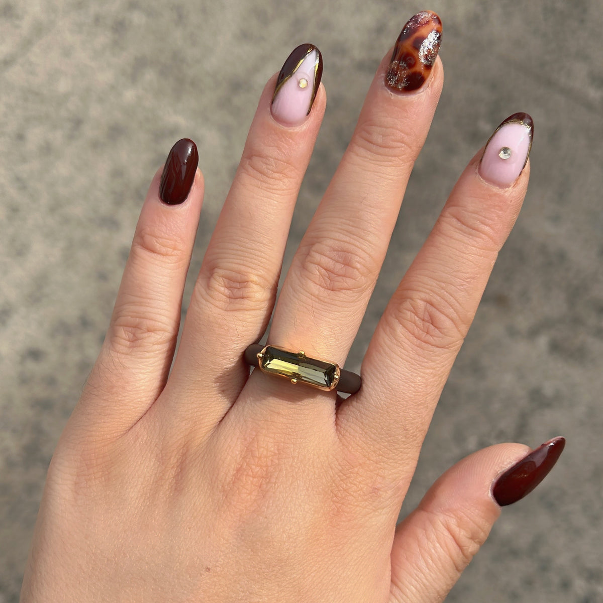 Bague Riva Kaki avec cristal rectangulaire facetté kaki, monture dorée et anneau marron