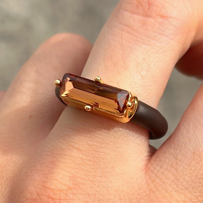 Bague Riva Marron avec cristal rectangulaire facetté brun, monture dorée et anneau marron